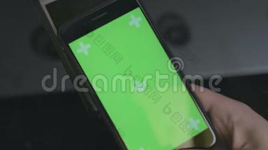 顶部的人使用非接触式<strong>支付</strong>与智能<strong>手机</strong>。 <strong>手机</strong>上的绿色屏幕模板。
